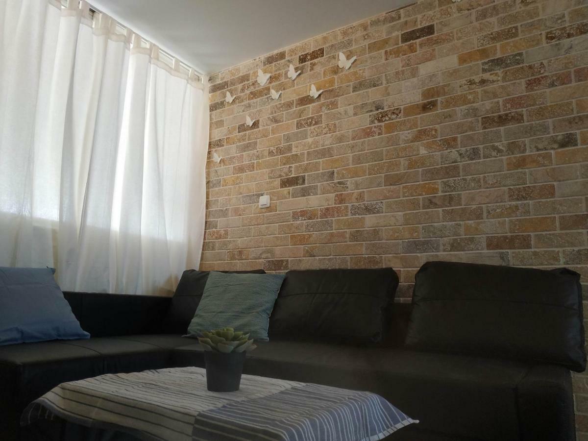 Apartment White Butterflies *